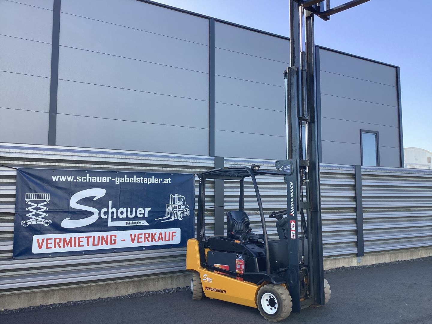 Jungheinrich EFG-VAC 18 L Elektro 4 Rad-Stapler www.schauer-gabelstapler.at