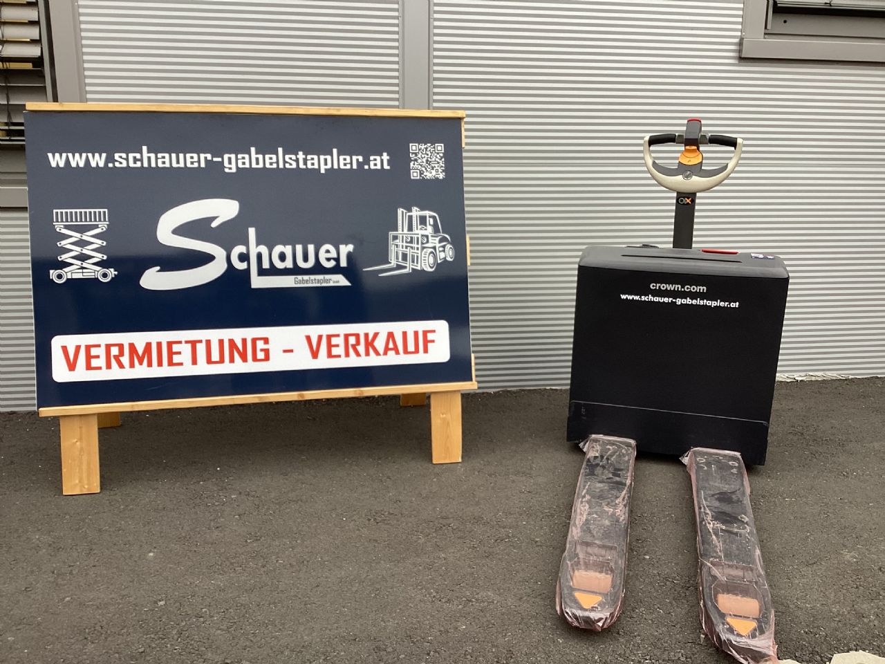 Crown WP3210 Niederhubwagen www.schauer-gabelstapler.at