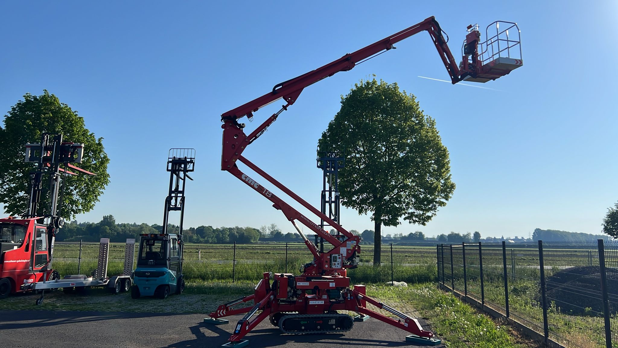 CMC S18F Raupenarbeitsb�hne www.schauer-gabelstapler.at