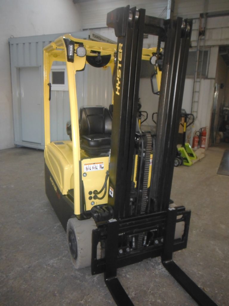 Hyster J1.8XNT-LWB Elektro 3 Rad-Stapler www.schischke-conrads.de
