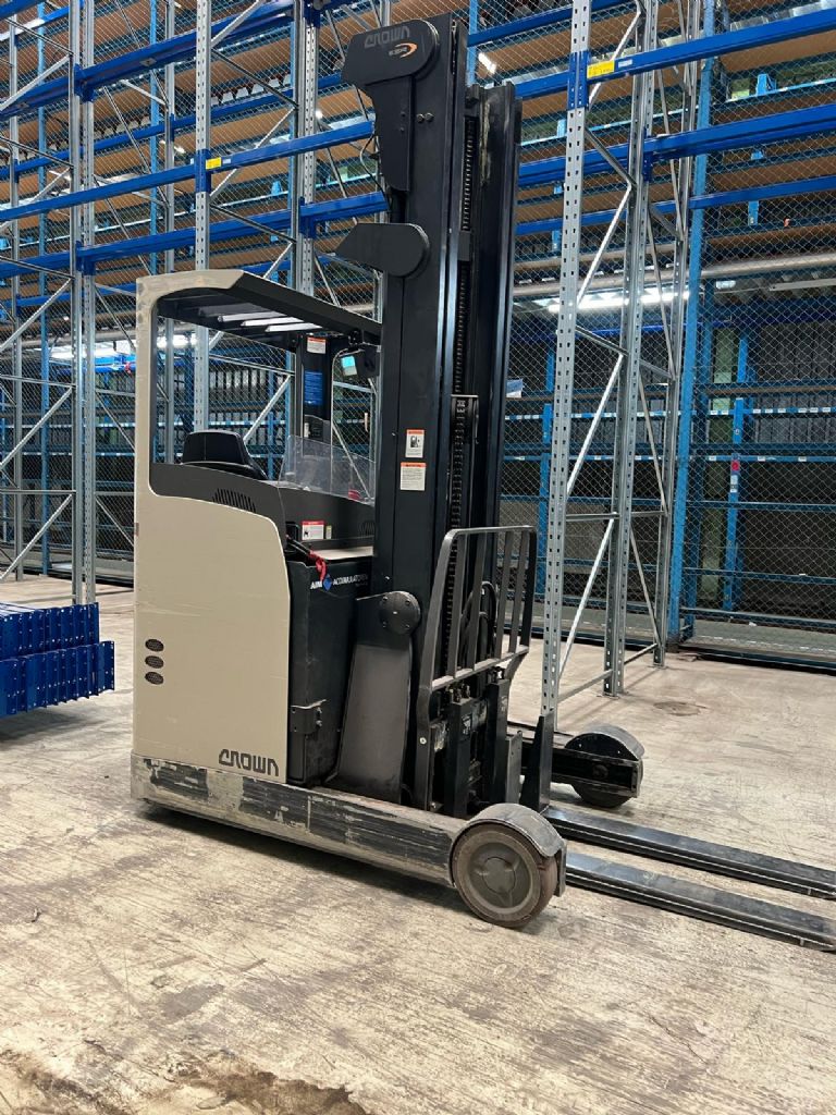 Crown-ESR4500-16 PT3-Schubmaststapler-www.gabelstapler-schmidt.de