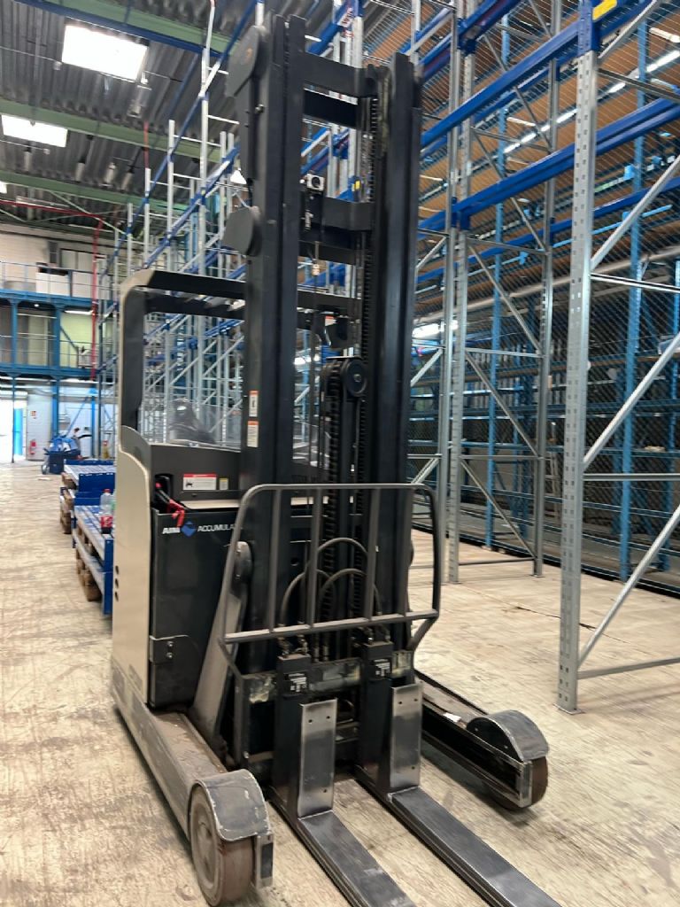 Crown-ESR4500-16 PT3-Schubmaststapler-www.gabelstapler-schmidt.de