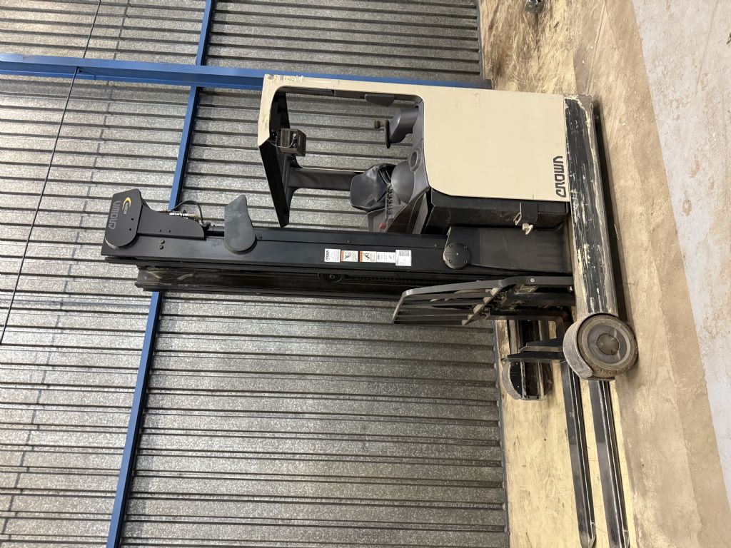 Crown-ESR4500-16 PT3-Schubmaststapler-www.gabelstapler-schmidt.de