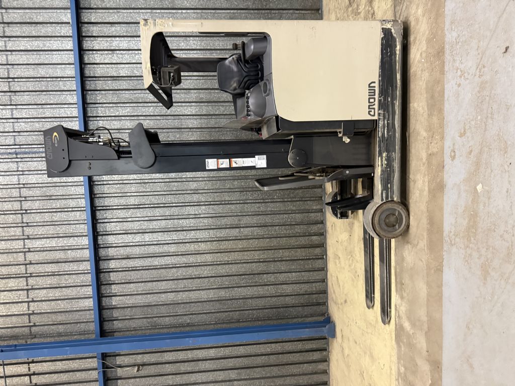 Crown-ESR4500-16 PT3-Schubmaststapler-www.gabelstapler-schmidt.de