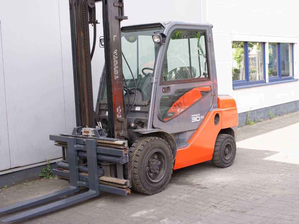 Toyota-02-8FDF 30-Dieselstapler-www.gabelstapler-schmidt.de
