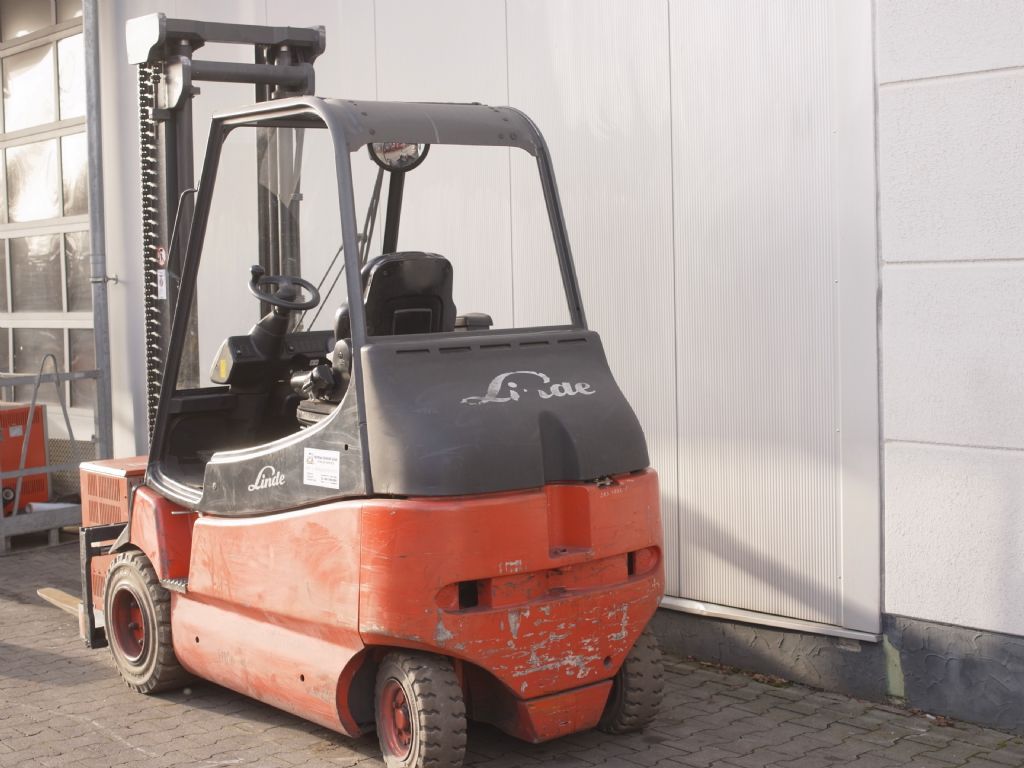 Linde-E 30 / 02/600-Elektro 4 Rad-Stapler-www.gabelstapler-schmidt.de