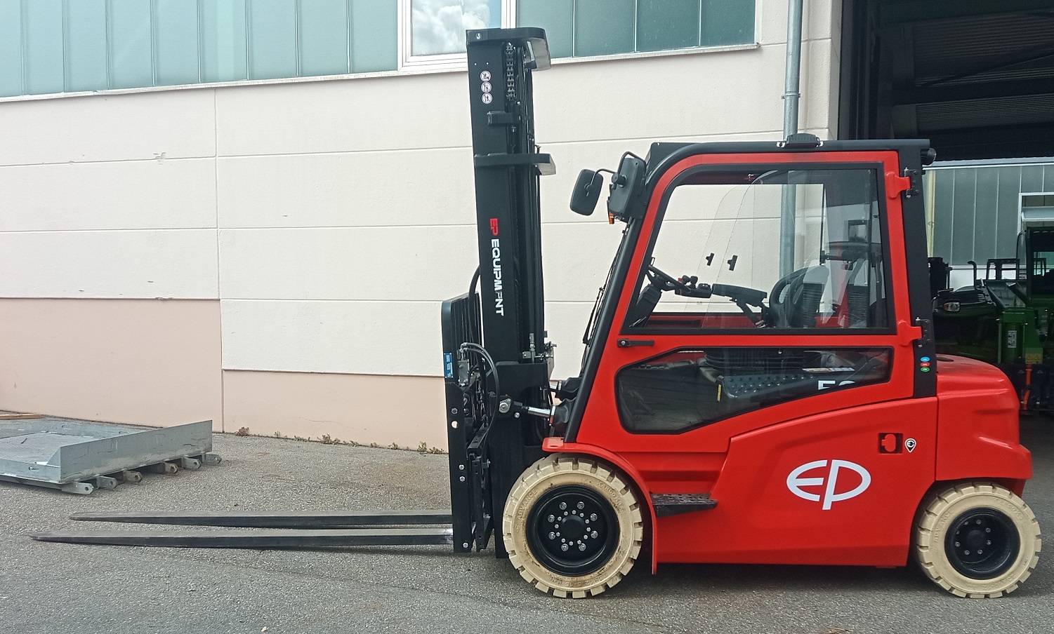 EP CPD50L1 Elektro 4 Rad-Stapler www.schmidt-falbe.de EP CPD50L1 Elektro 4 Rad-Stapler www.schmidt-falbe.de