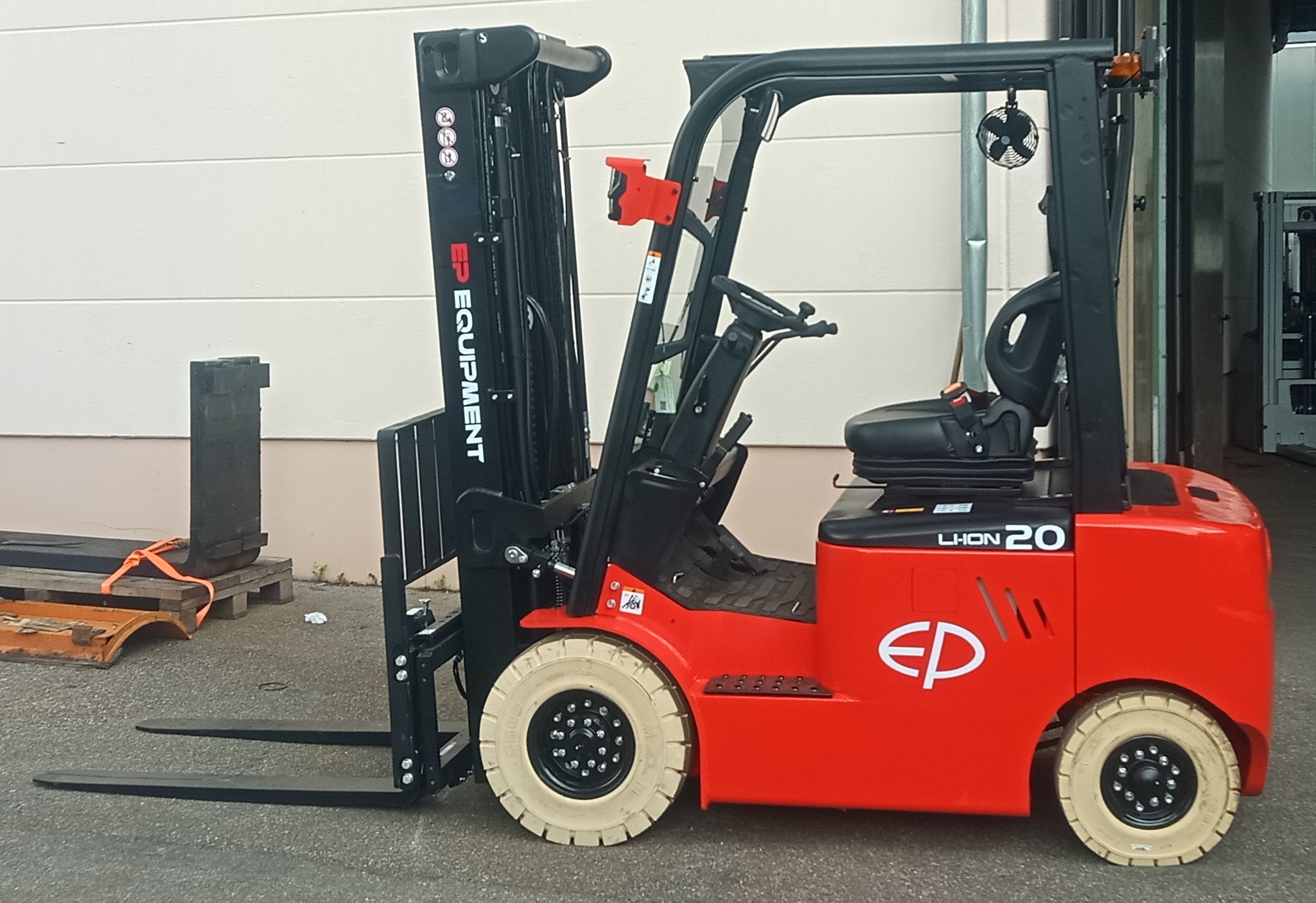 EP EFL201  (4,8) Elektro 4 Rad-Stapler www.schmidt-falbe.de