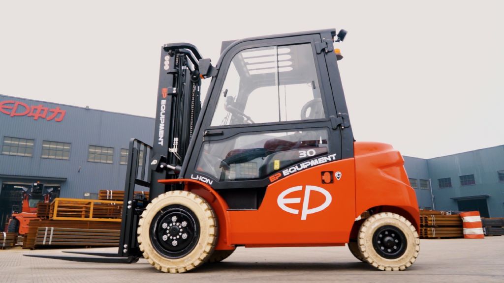 EP EFL303 Elektro 4 Rad-Stapler www.schmidt-falbe.de EP EFL303 Elektro 4 Rad-Stapler www.schmidt-falbe.de