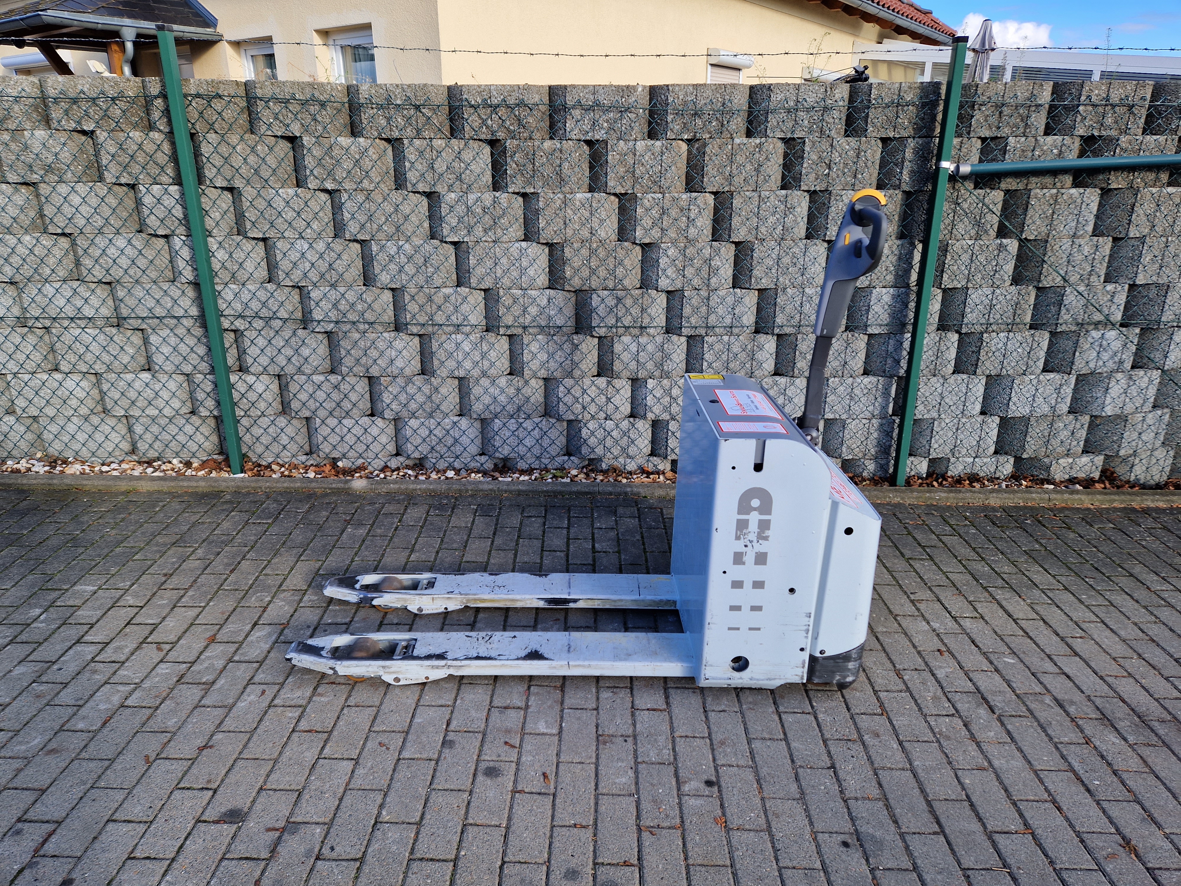 UniCarriers-PLL180AC-Niederhubwagen-www.schuetze-gabelstapler.de