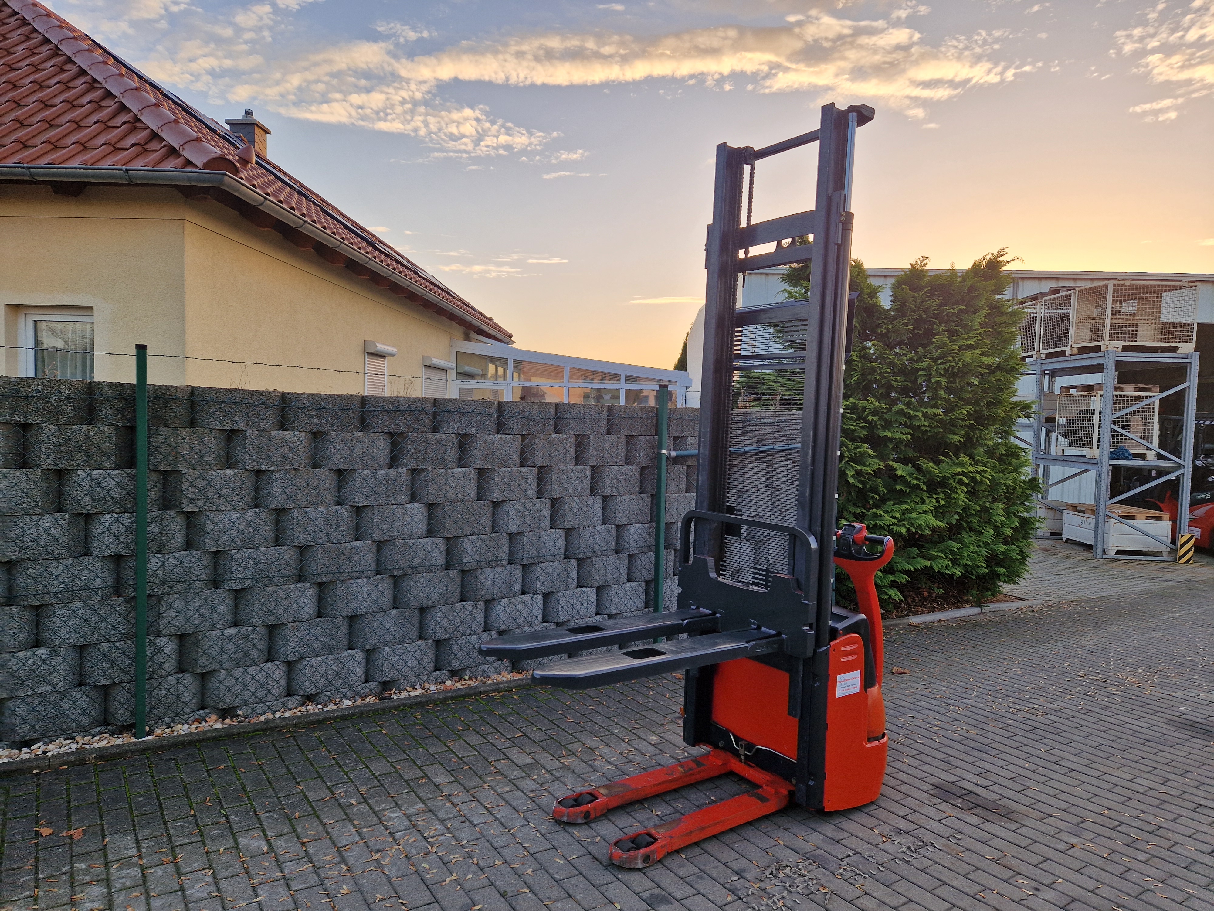 Linde-L12-Hochhubwagen-www.schuetze-gabelstapler.de