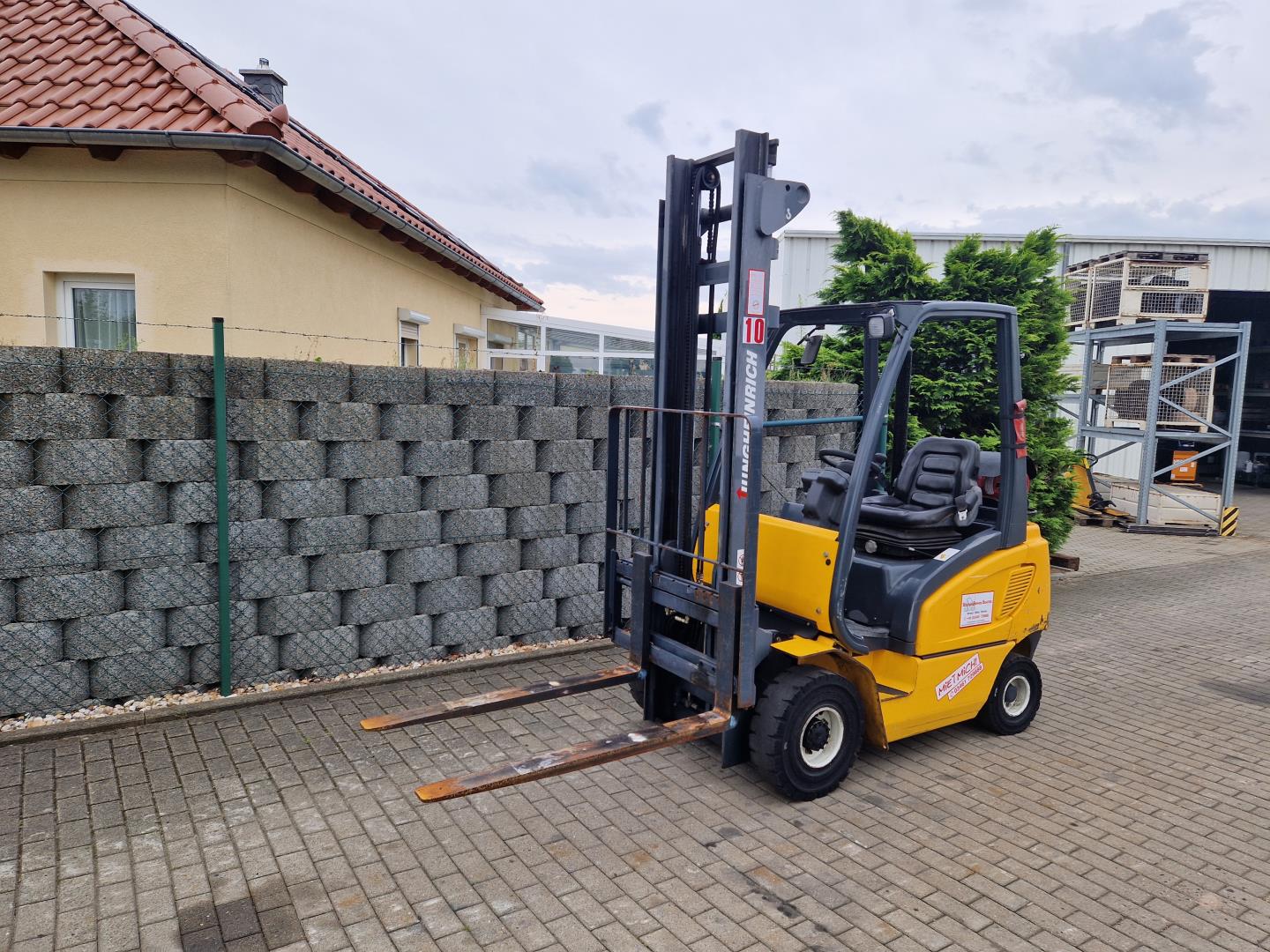 Mitsubishi-FD25N3-Dieselstapler-www.schuetze-gabelstapler.de