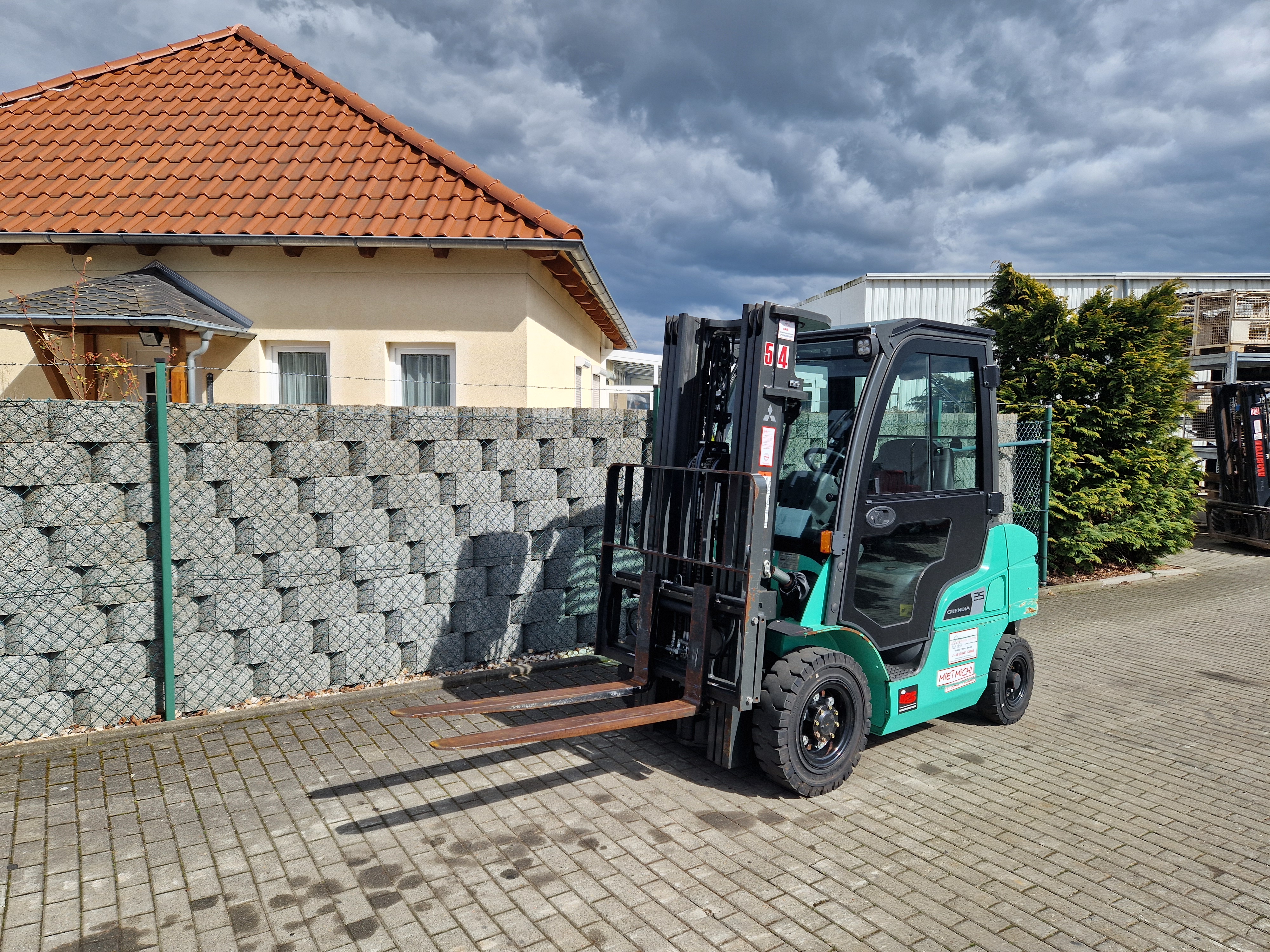 Mitsubishi-FD25N3-Dieselstapler-www.schuetze-gabelstapler.de