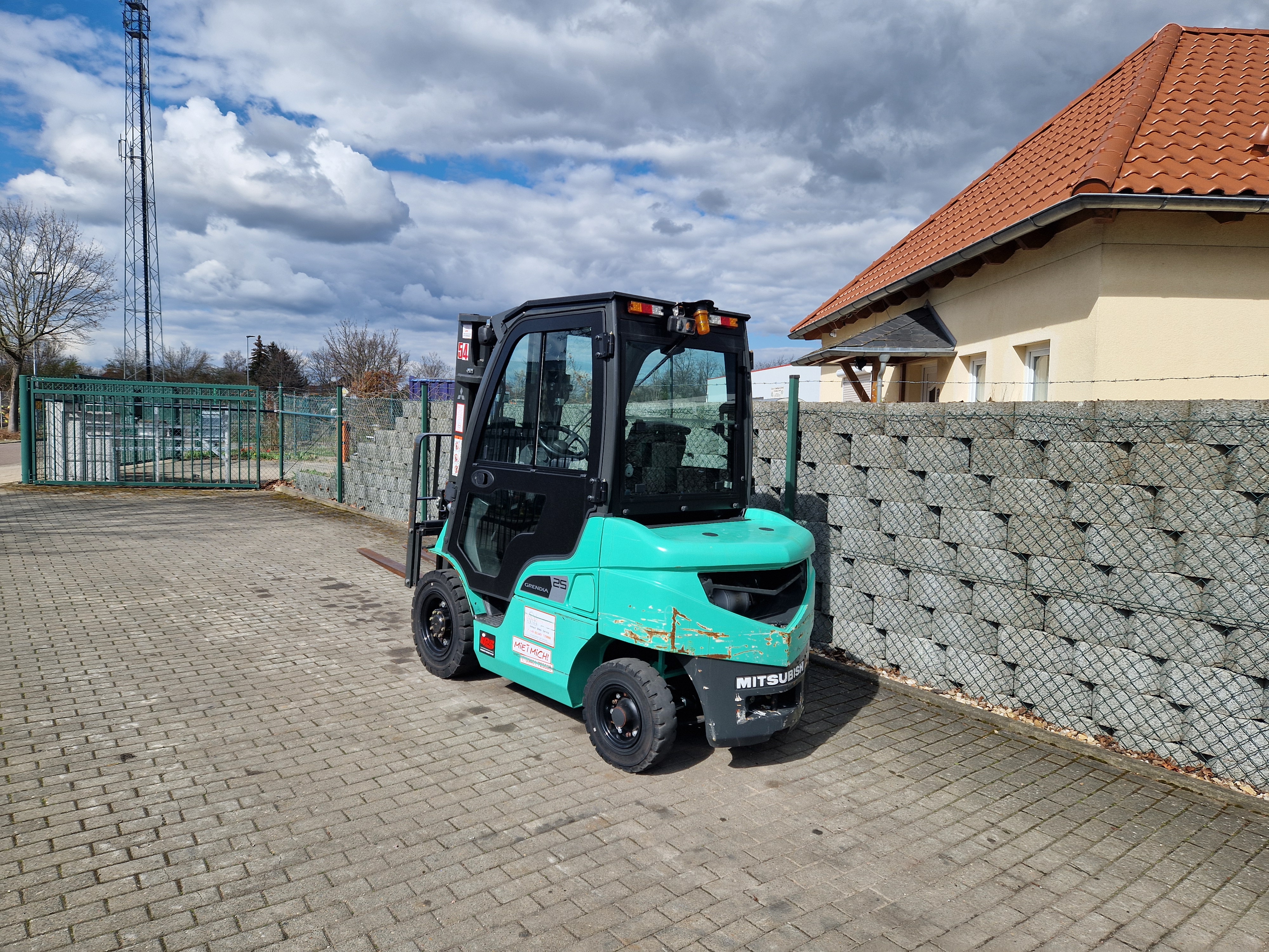 Mitsubishi-FD25N3-Dieselstapler-www.schuetze-gabelstapler.de