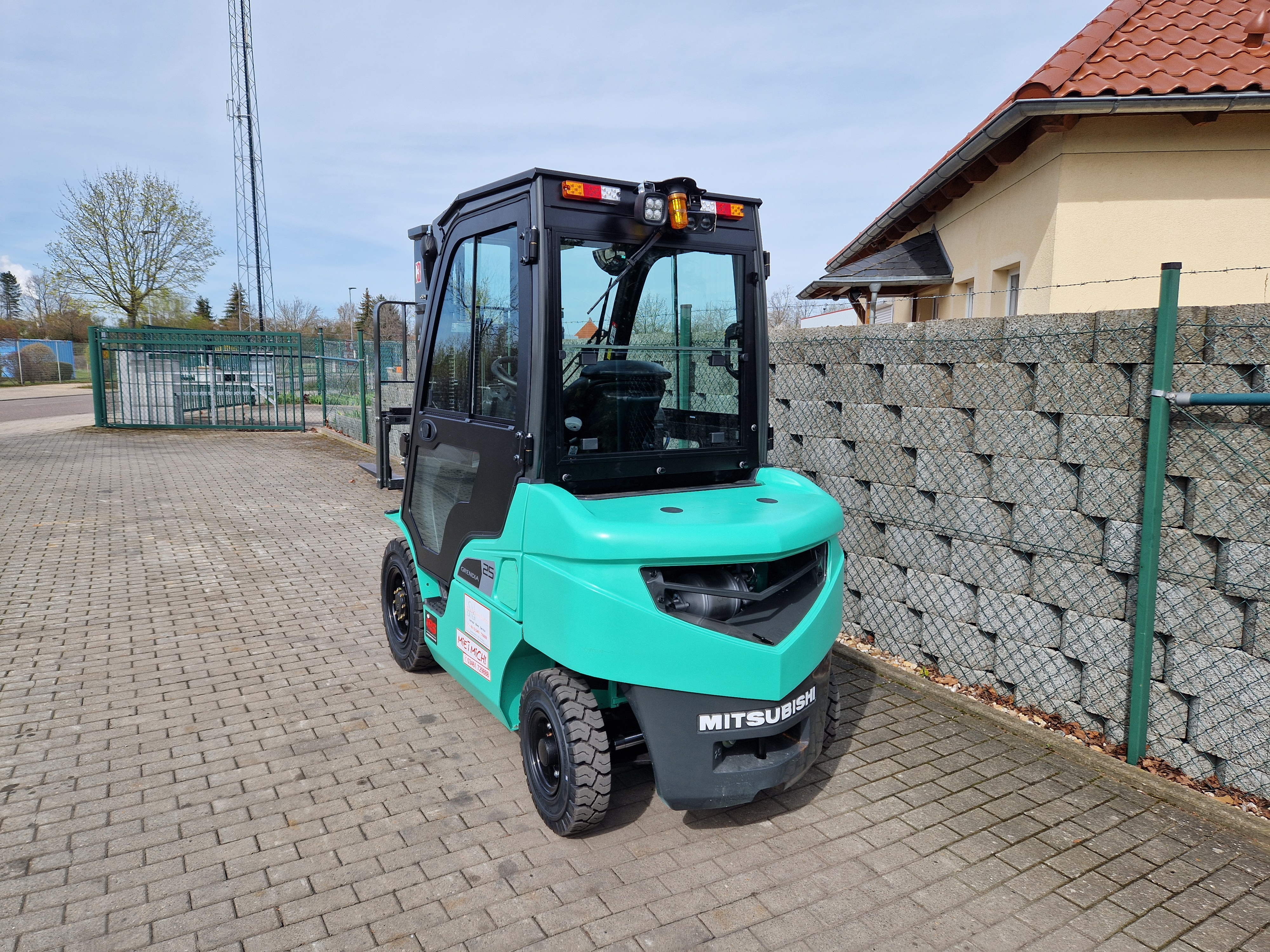 Mitsubishi-FD25N3-Dieselstapler-www.schuetze-gabelstapler.de