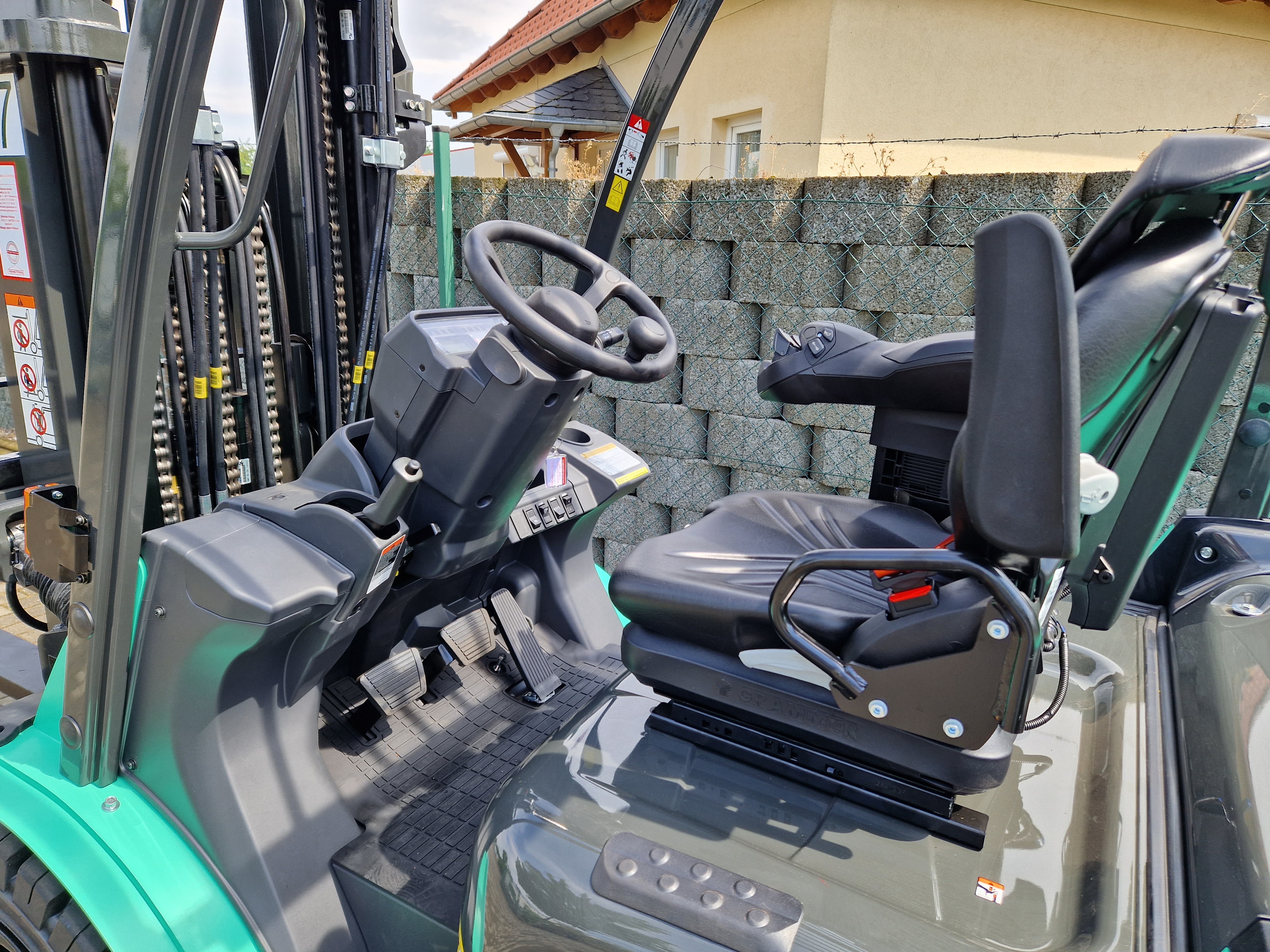 Mitsubishi-FD35N3-Dieselstapler-www.schuetze-gabelstapler.de