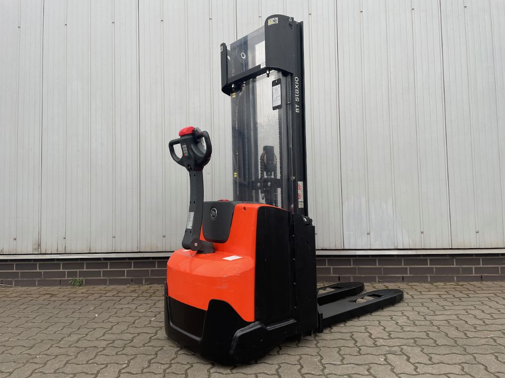 BT SWE140L - INITIALHUB! Hochhubwagen www.schumacher-gabelstapler.de