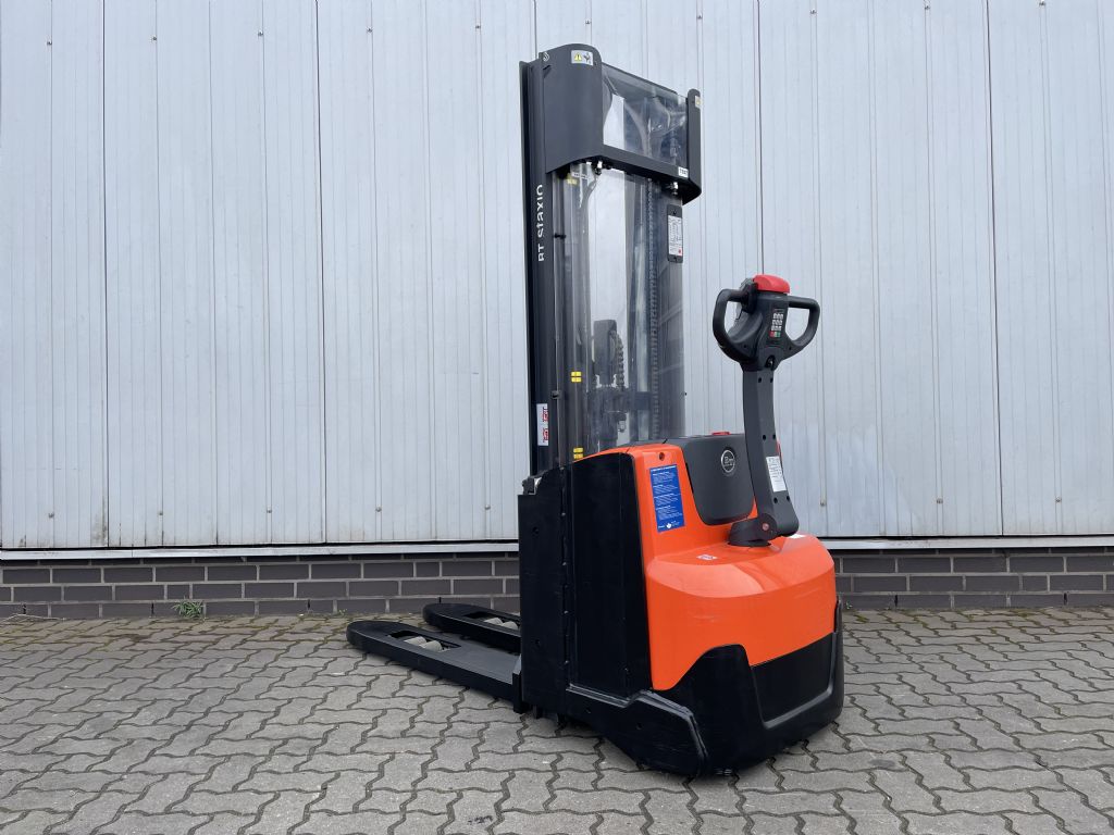 BT SWE140L - INITIALHUB! Hochhubwagen www.schumacher-gabelstapler.de