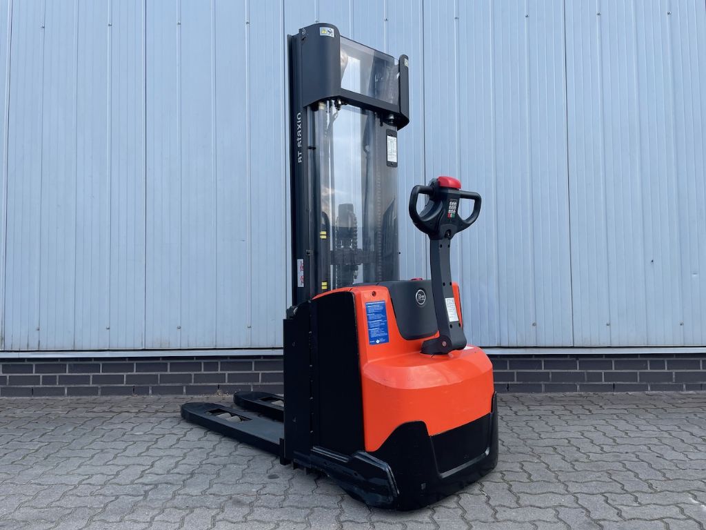 BT SWE140L - INITIALHUB! Hochhubwagen www.schumacher-gabelstapler.de