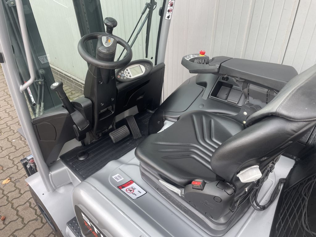 Still RX60-25 | 3653 Bst. | Batterie 88% Elektro 4 Rad-Stapler www.schumacher-gabelstapler.de Still RX60-25 | 3653 Bst. | Batterie 88% Elektro 4 Rad-Stapler www.schumacher-gabelstapler.de