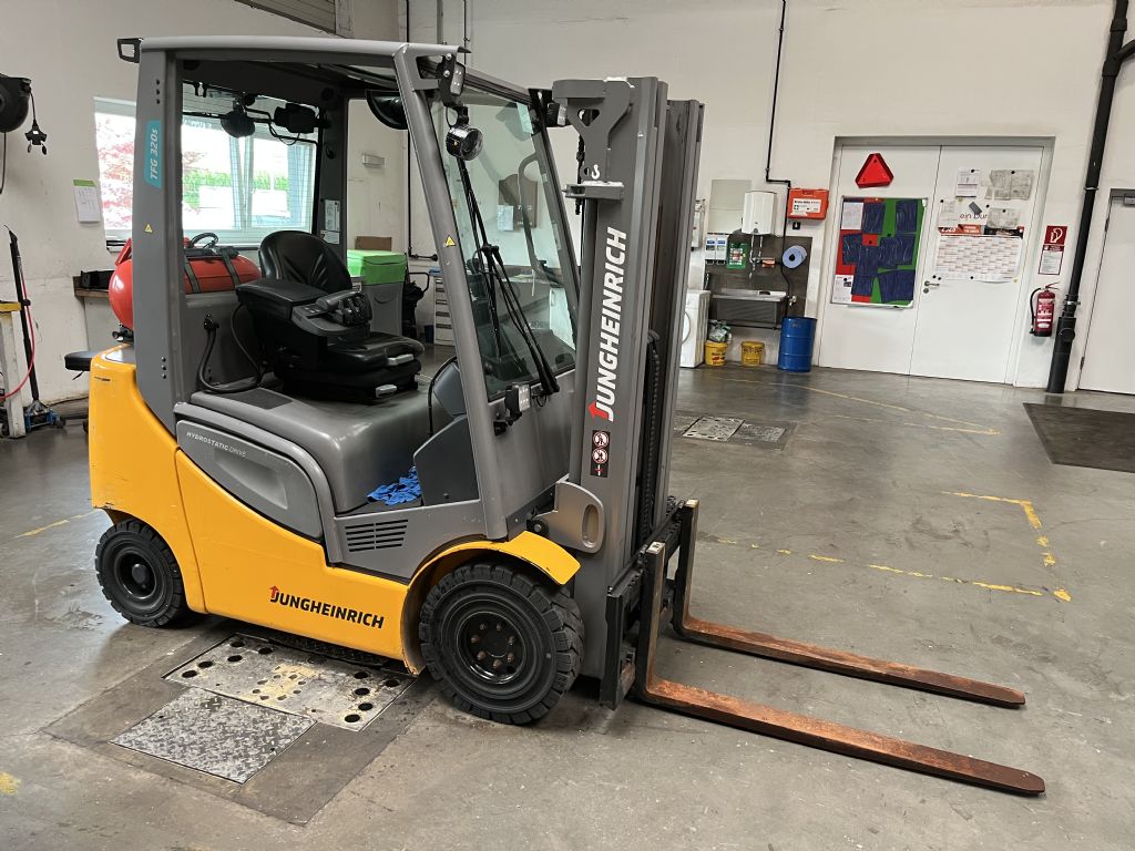 Jungheinrich TFG320s Treibgasstapler www.zeidlerstapler.at