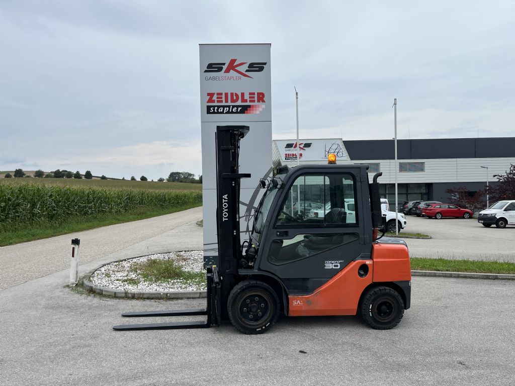 Toyota 06-8FD30F Dieselstapler www.sks-stapler.at