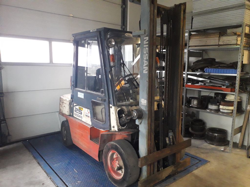 Nissan FJ02A25Q Dieselstapler www.sks-stapler.at