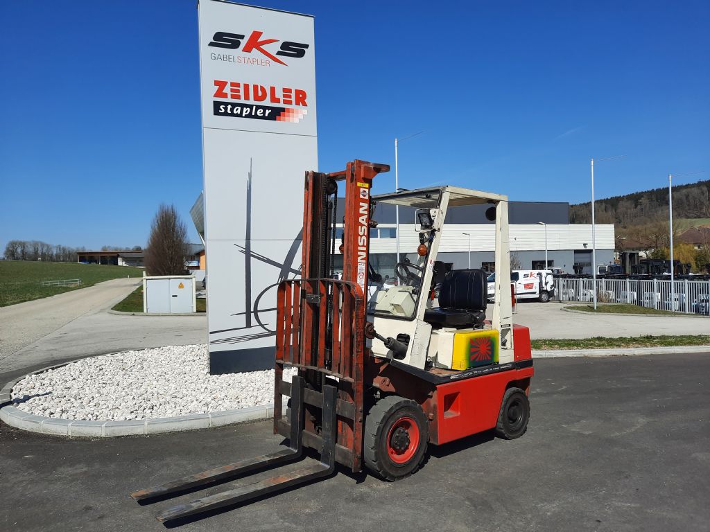 Nissan EH01A18U Dieselstapler www.zeidlerstapler.at