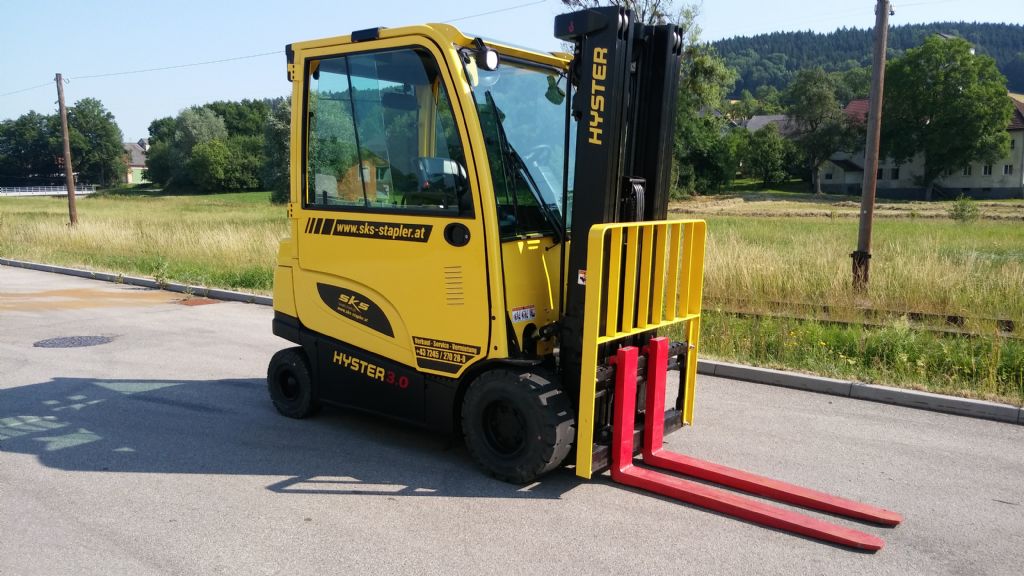 Hyster J3.0XN Elektro 4 Rad-Stapler www.zeidlerstapler.at