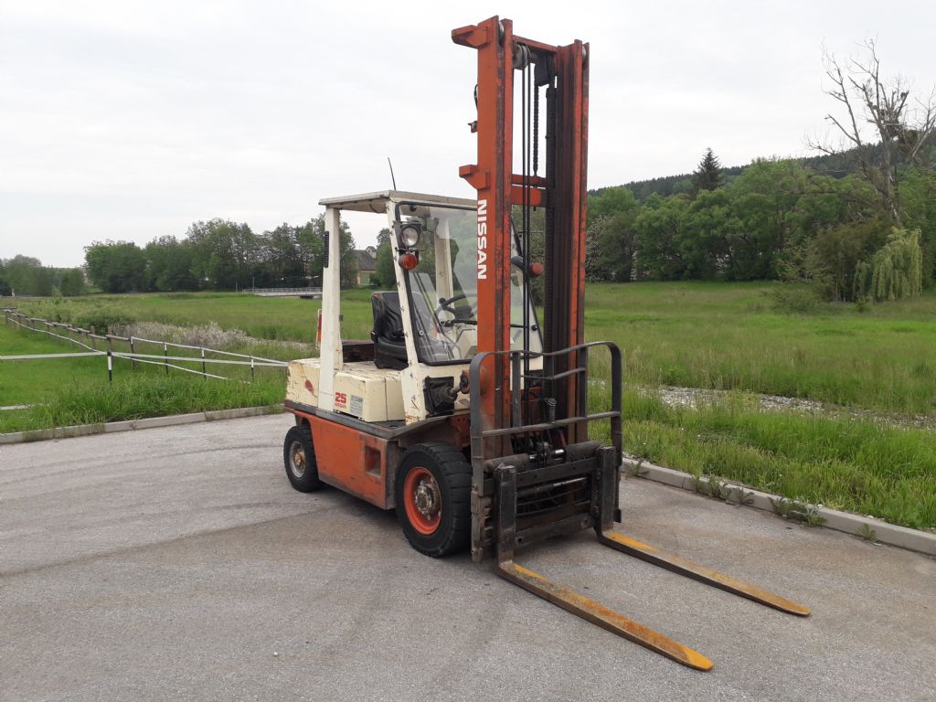 Nissan EH02A25U Dieselstapler www.zeidlerstapler.at