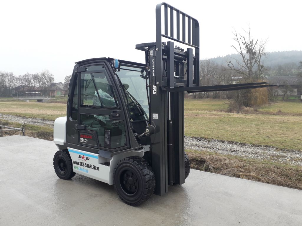 UniCarriers DX30 Dieselstapler www.zeidlerstapler.at