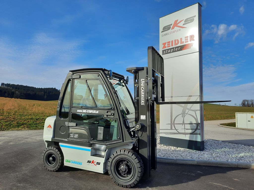 UniCarriers DX25 Dieselstapler www.zeidlerstapler.at