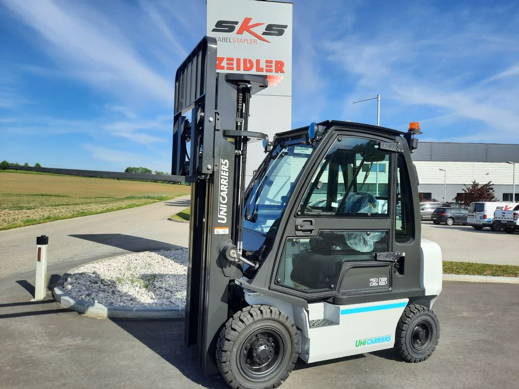 UniCarriers DX 25 Dieselstapler www.zeidlerstapler.at