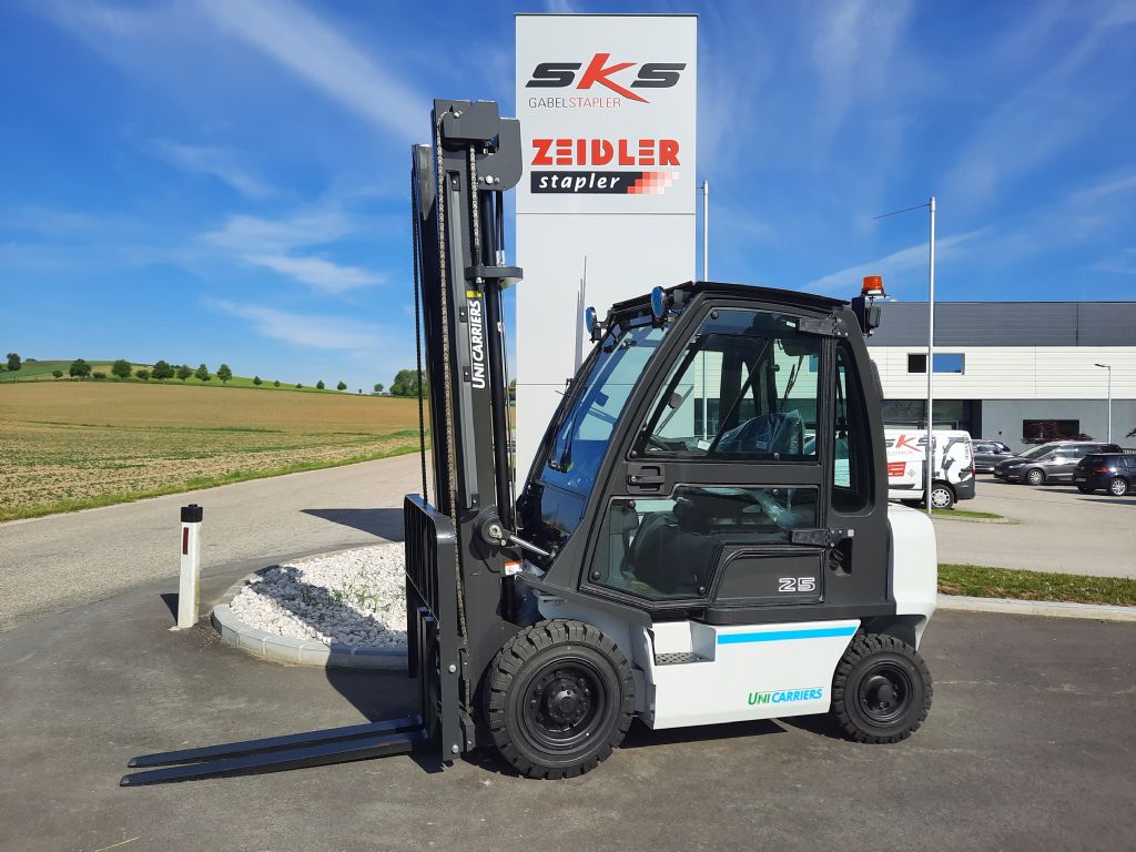 UniCarriers DX 25 Dieselstapler www.zeidlerstapler.at