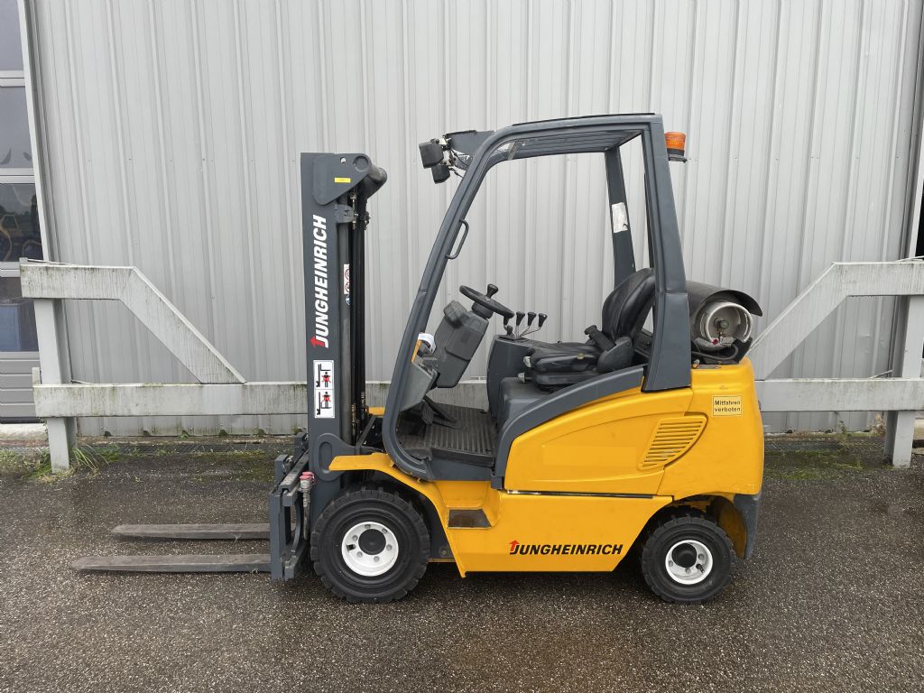 Jungheinrich TFG316s Treibgasstapler www.zeidlerstapler.at