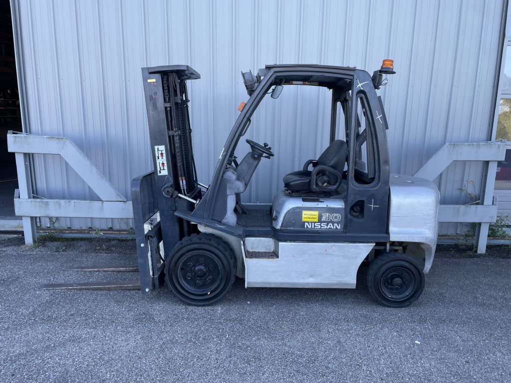 Nissan YG1D2A30Q Dieselstapler www.zeidlerstapler.at
