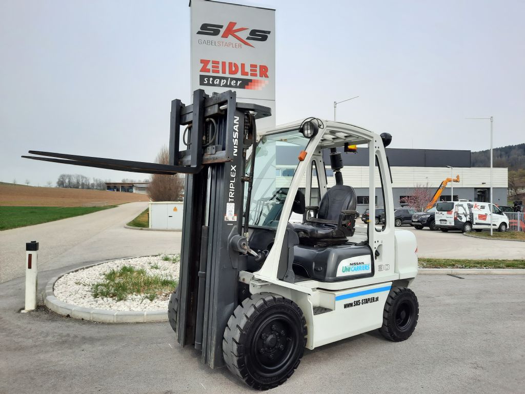 UniCarriers YG1D2A30Q Dieselstapler www.zeidlerstapler.at