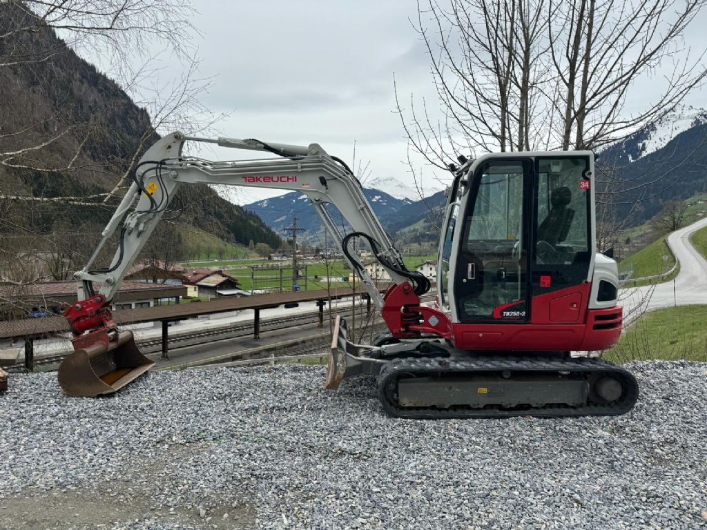 Takeuchi TB250-2 Minibagger www.zeidlerstapler.at