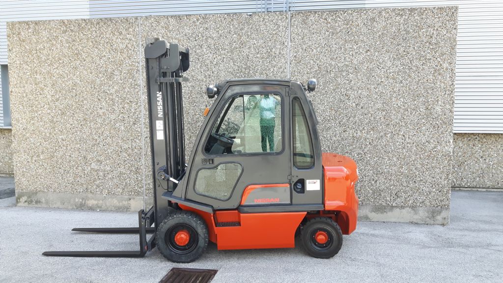 Nissan FD02A25Q Dieselstapler www.zeidlerstapler.at