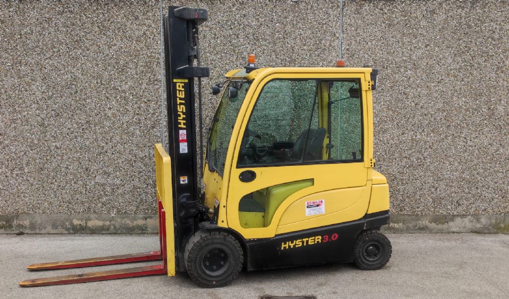 Hyster J3.0XN Elektro 4 Rad-Stapler www.zeidlerstapler.at