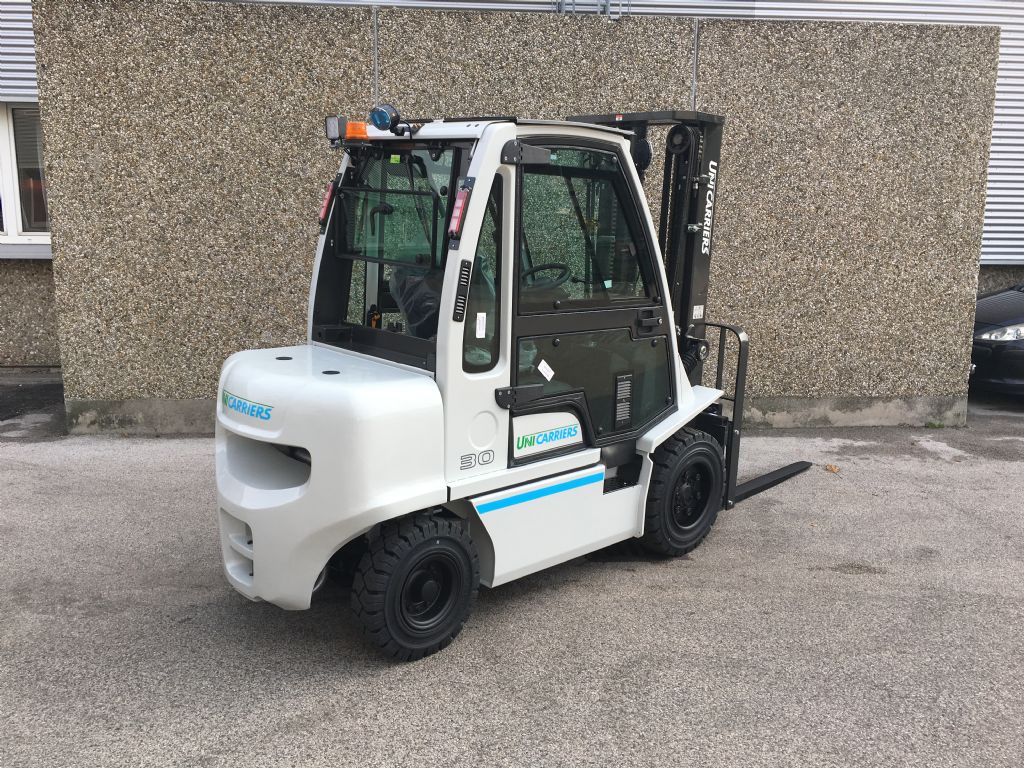 UniCarriers DX30 Dieselstapler www.zeidlerstapler.at