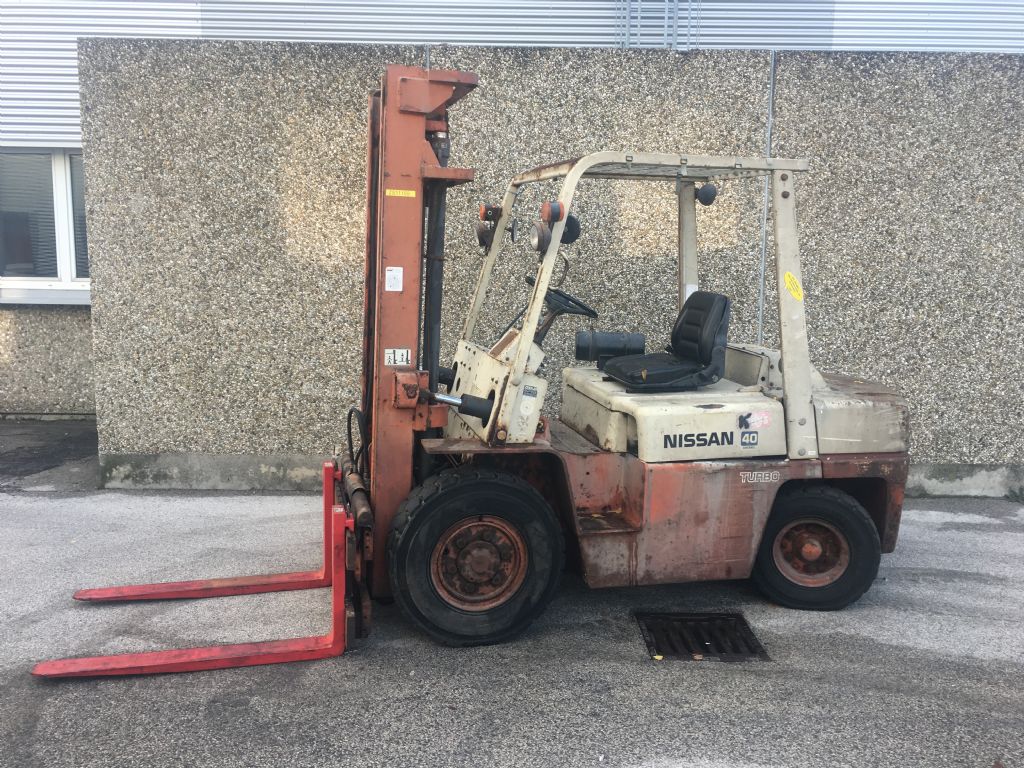 Nissan YF03A35TU Dieselstapler www.zeidlerstapler.at