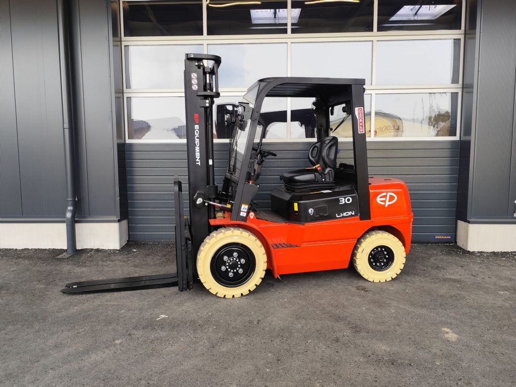 EP EFXZ-301 NEUMASCHINE Elektro 4 Rad-Stapler www.sks-stapler.at