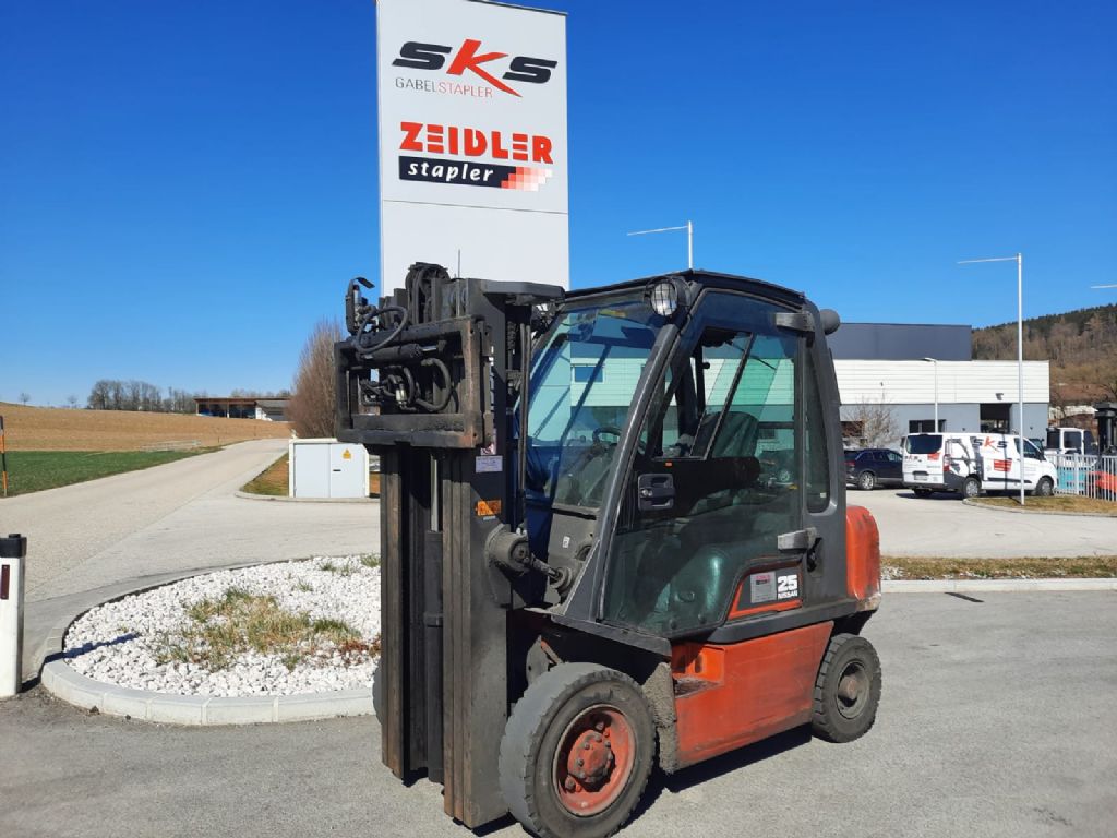 Nissan FD02A25Q Dieselstapler www.zeidlerstapler.at