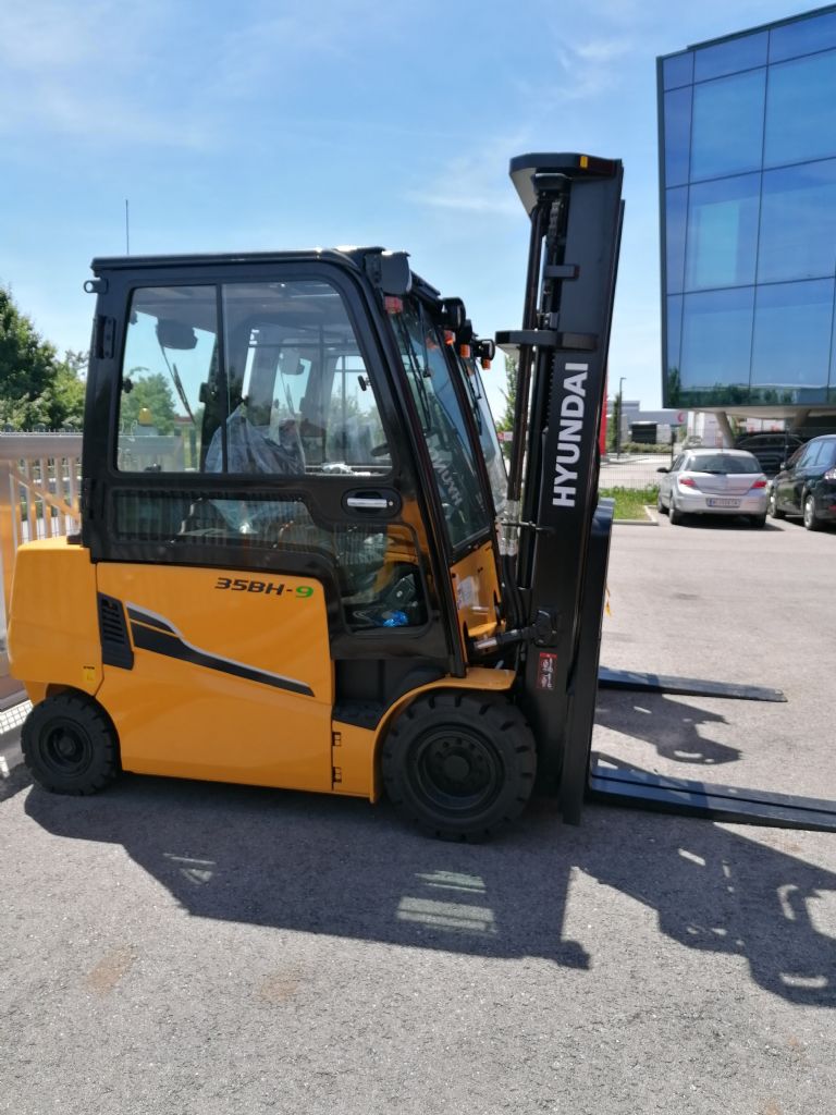 Hyundai 35BH-9 Electric 4-wheel forklift www.staplertechnik.at Hyundai 35BH-9 Electric 4-wheel forklift www.staplertechnik.at