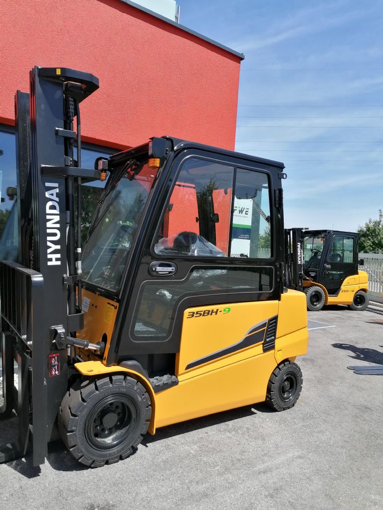 Hyundai 35BH-9 Electric 4-wheel forklift www.staplertechnik.at Hyundai 35BH-9 Electric 4-wheel forklift www.staplertechnik.at