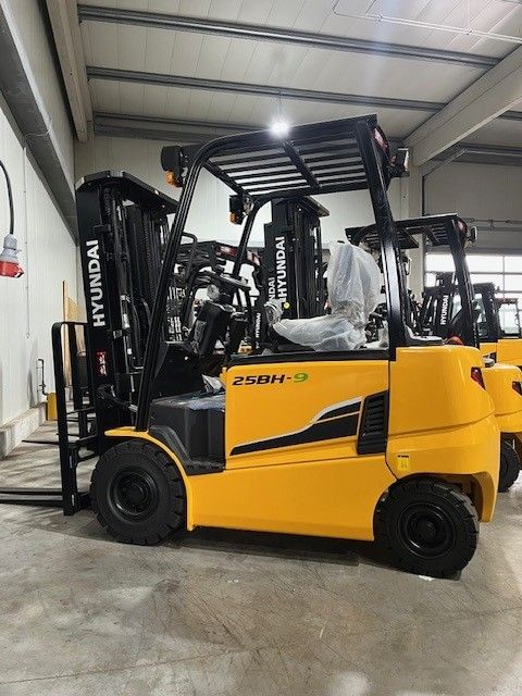 Hyundai 25BH-9 Elektro 4 Rad-Stapler www.staplerprofi.co.at