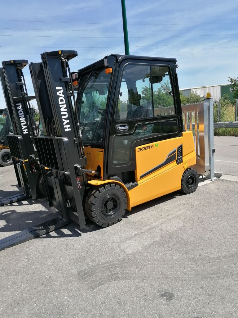 Hyundai 30BH-9 Electric 4-wheel forklift www.staplertechnik.at Hyundai 30BH-9 Electric 4-wheel forklift www.staplertechnik.at