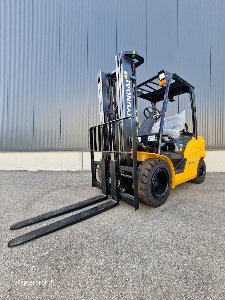Hyundai 30L-9A Erdgasstapler www.staplerprofi.co.at