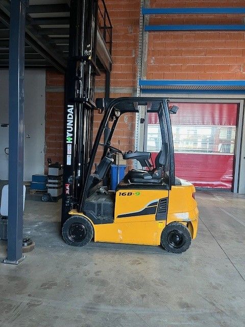 Hyundai 16B-9 Elektro 4 Rad-Stapler www.staplerprofi.co.at